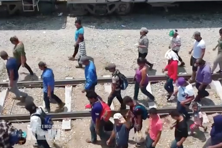 Este jueves arribaron a Puebla decenas de migrantes que forman parte de la caravana del Viacrucis Migrante 2018 y planean dedicar este día a buscar asesoría legal para ser recibidos en EU.