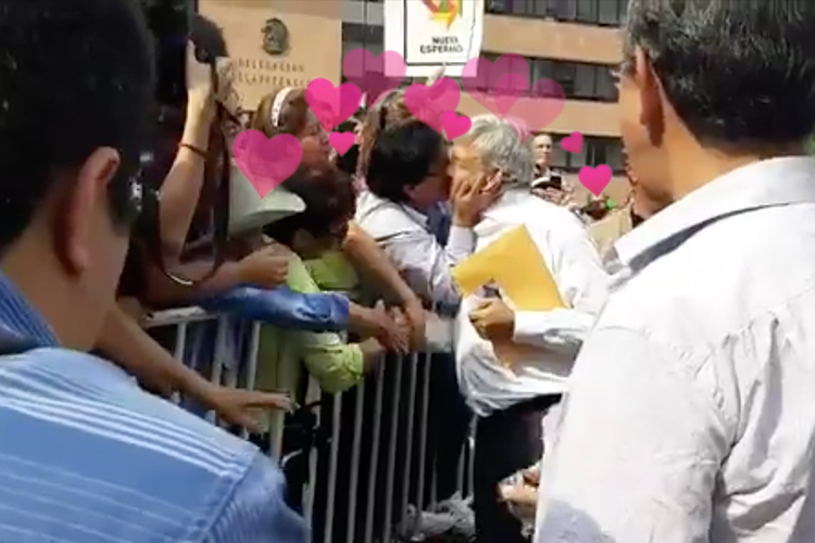 Andrés Manuel López Obrador visitó la delegación Azcapotzalco en la Ciudad de México y ahí una mujer no pudo contener su euforia por el tabasqueño al tenerlo de frente.