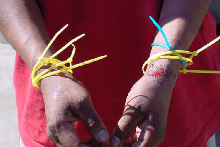 María y su esposo decidieron contratar los servicios de un coyote para que sus hijos pudieran cruzar la frontera y así poder reunirse, sin embargo, no esperaban que sus hijos terminarían secuestrados.