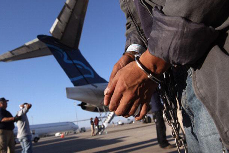 La Corte determinó que la ley que facilita las deportaciones de migrantes con antecedentes es muy ambigua y por eso no puede ser aplicada.