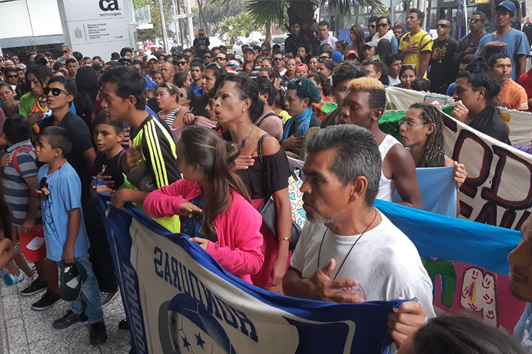 A más un mes de iniciar su recorrido alrededor de 200 migrantes centroamericanos que conformaron la caravana del Viacrucis Migrante llegaron este domingo a la garita de San Ysidro.
