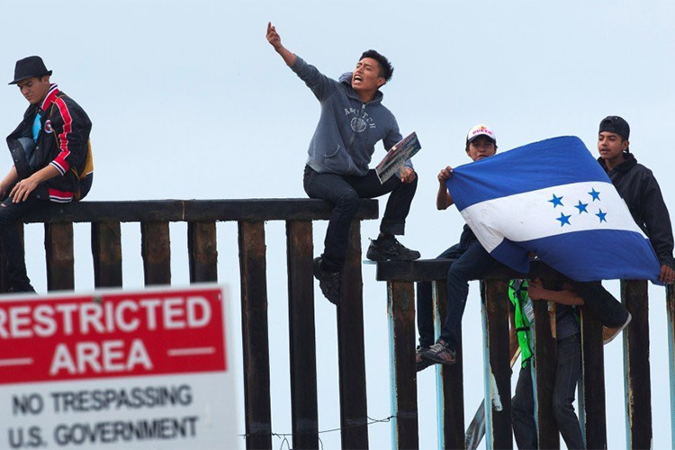 Los primeros ingresos de los miembros de la caravana migrante a través del cruce fronterizo entre México y EU provocaron un ambiente de esperanza y optimismo.