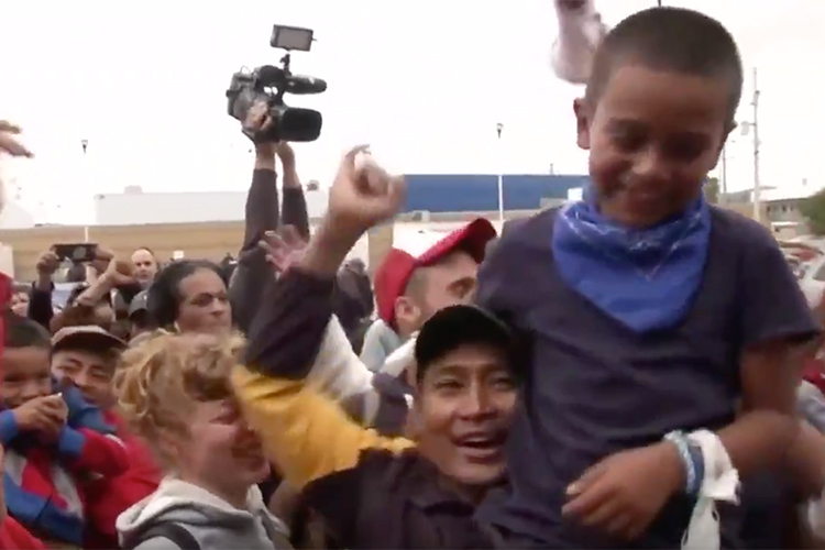 Más de 150 miembros de la caravana de migrantes centroamericanos ya se han entregado a autoridades estadounidenses para que su solicitud de asilo sea estudiada.