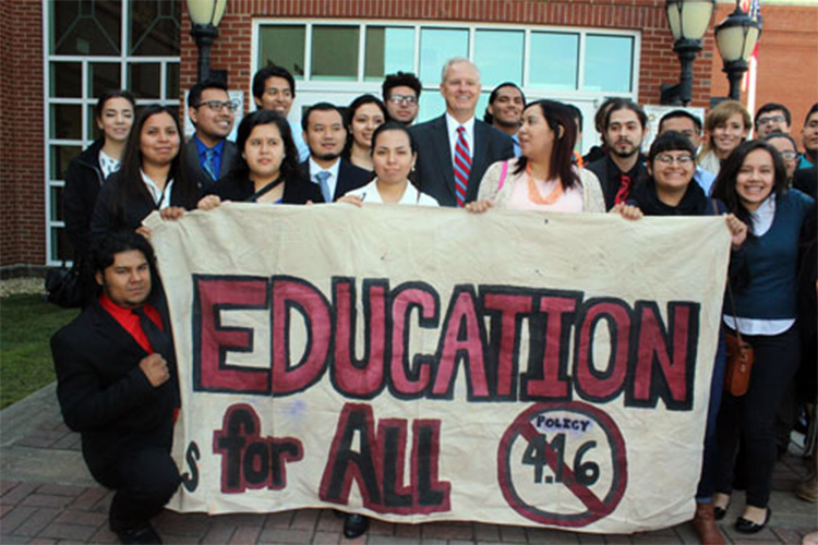 La Corte Suprema de Georgia decidió este lunes ignorar una demanda a favor de jóvenes inmigrantes que les permitiría pagar la matrícula universitaria como residentes del estado. Foto: Freedom University