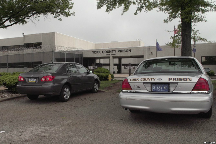 Imer todavía tiene fragmentos de una bala en la espalda. El migrante mexicano de 43 años huyó del estado de Guerrero hace más de 20 años, ahora está detenido.