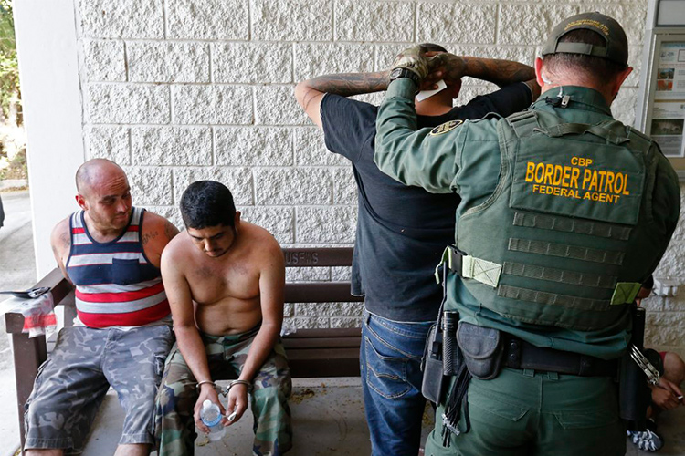 Activistas denunciaron que la migra detiene a las personas antes de que pisen territorio estadounidense y puedan pedir asilo, lo cual es ilegal.