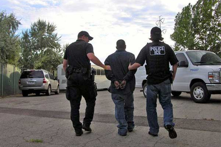 Agentes del servicio migratorio de EU detuvieron este día a más de 110 trabajadores indocumentados en una compañía de jardinería y paisajismo de Ohio.