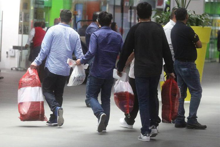 Los vuelos de migrantes deportados que llegaban a la Ciudad de México están cancelados desde hace 11 días; sin embargo el INM dice que todo opera con normalidad
