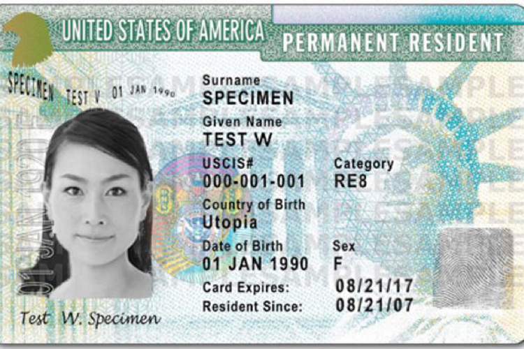 USCIS informó que fue ampliado de 12 a 18 meses el periodo en el cual los inmigrantes con residencia legal permanente pueden permanecer en EU una vez caduque su documento original.