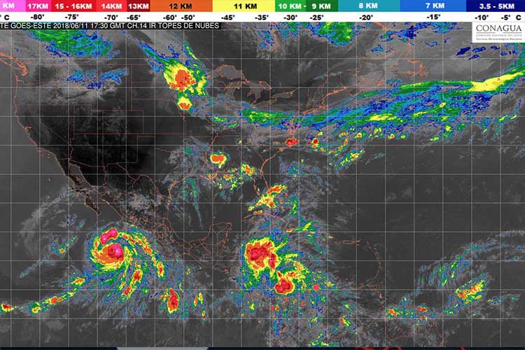 El Huracán Bud de categoría 3 en la escala de Saffir-Simpson, se desplaza paralelo a la costa del Pacífico