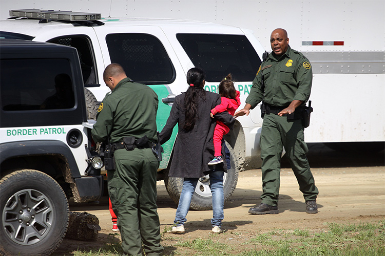 El demócrata John Hickenlooper reprobó las acciones de la Casa Blanca y aseguró que no se podrán prohibir servicios o beneficios a las personas solo por su estatus migratorio.