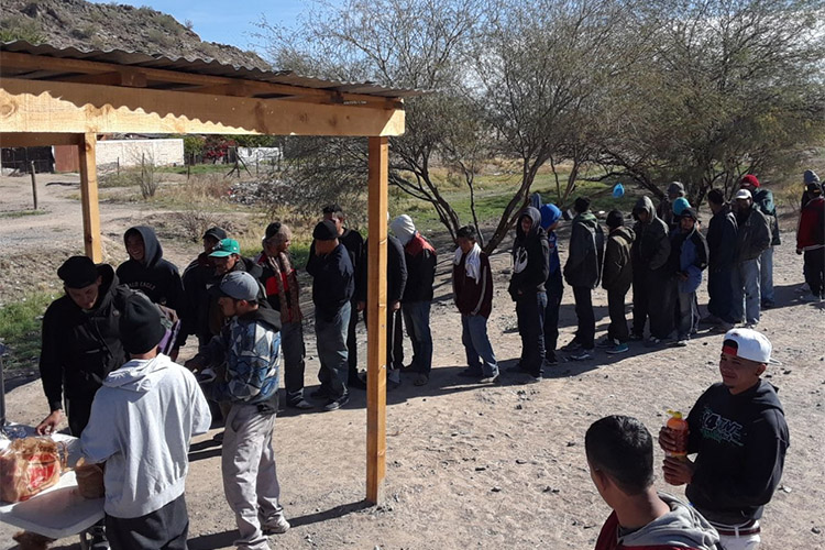Un día Laura Elena Ramírez decidió invertir su tiempo y es fuerzo para apoyar a los migrantes que cruzan la frontera hacia Estados Unidos