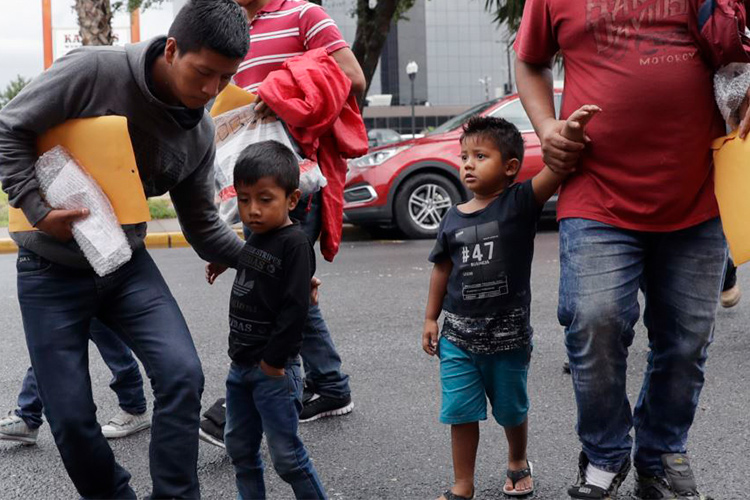 Funcionarios de la administración Trump dicen que aún no tienen un plan claro sobre cómo reunir a los miles de niños separados con sus familias.