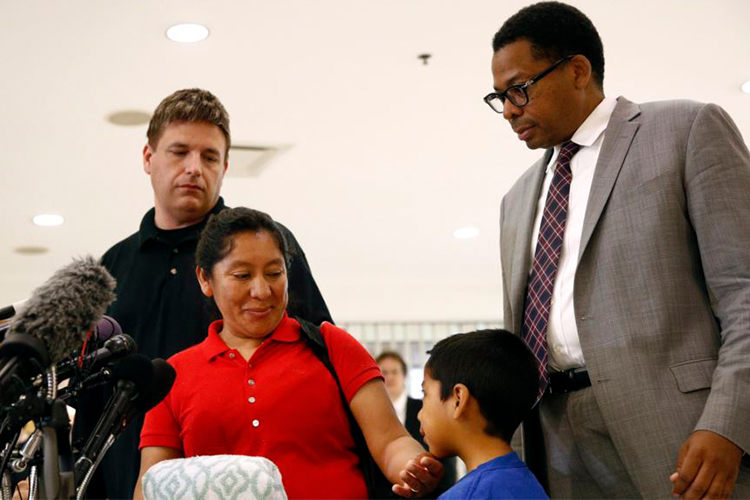 Beata Mariana de Jesús Mejía-Mejía y su hijo Darwin se unieron después de haber sido separados por la migra hace un mes en la frontera.