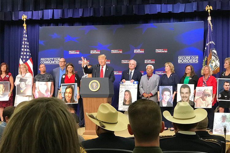 El presidente Donald Trump recibió a padres y familiares de personas asesinadas por inmigrantes indocumentados en Estados Unidos.