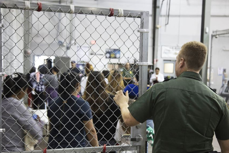 En una serie de comentarios en Twitter el domingo, el presidente pidió deportar a los migrantes indocumentados sin jueces, ni casos judiciales.