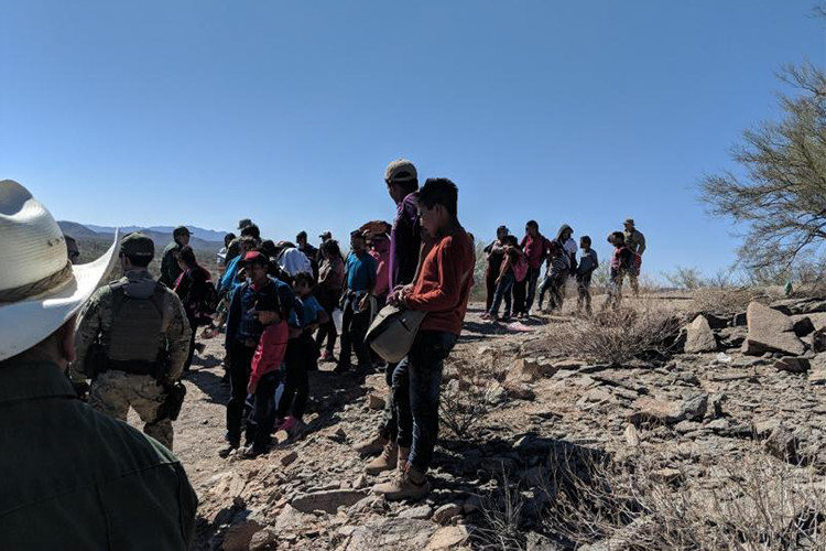 Agentes de la CBP rescataron a un gran grupo de 57 migrantes al oeste de Lukeville, los cuales se encontraban en peligro debido a una ola de calor.