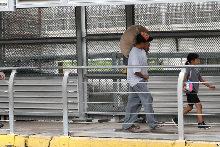 El Pentágono se dispone a construir campamentos temporales para inmigrantes en dos bases militares.