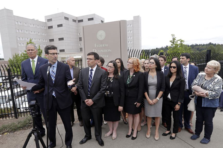 Diecisiete estados de EU presentaron el martes una demanda para obligar al gobierno de Donald Trump a reunificar a las familias que han sido separadas