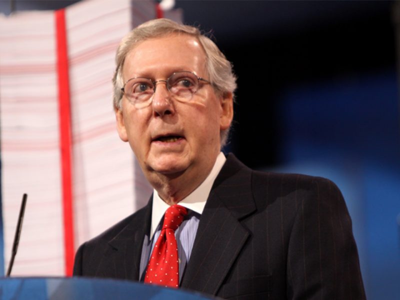 El líder de los republicanos en el Senado, Mitch McConnell, fue increpado por un grupo de manifestantes a la salida de un restaurante