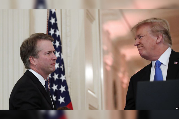 El presidente Donald Trump le da la mano al juez Brett Kavanaugh, su candidato a la Corte Suprema, en el Salón Este de la Casa Blanca, el 9 de julio de 2018, en Washington.