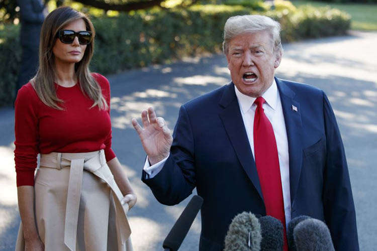 El presidente Donald Trump habló con periodistas el martes, 10 de julio de 2018, antes de abordar el helicóptero presidencial Marine One junto con la primera Dama Melania Trump, en la Casa Blanca, en camino a Bélgica, para una Cumbre de la OTAN.