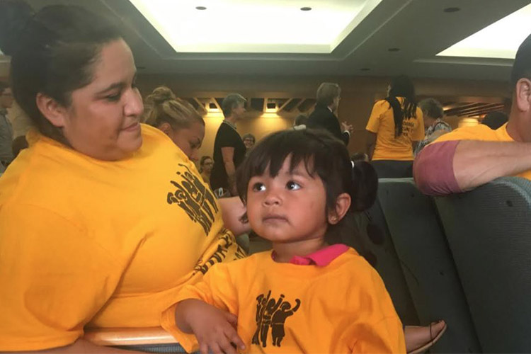 Varios migrantes denunciaron a legisladores de Nuevo México el lunes que no les quisieron dar medicinas ni un trato adecuado mientras estuvieron detenidos en dos instalaciones federales.