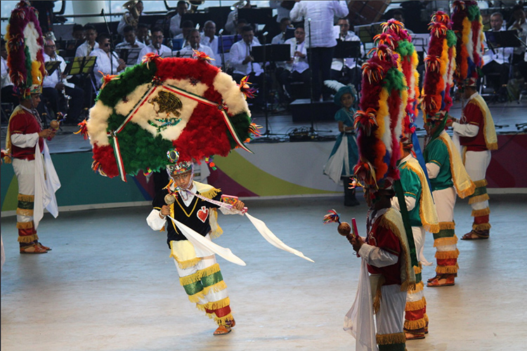 La fiesta de la Guelaguetza inició en el primer Lunes del Cerro con la participación de 14 delegaciones de las ocho regiones del estado.