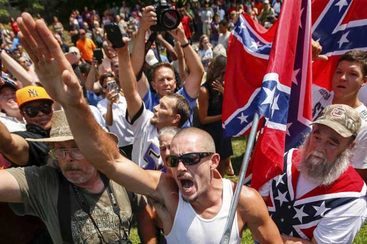 Supremacistas blancos en contra de la comunidad migrante mexicana