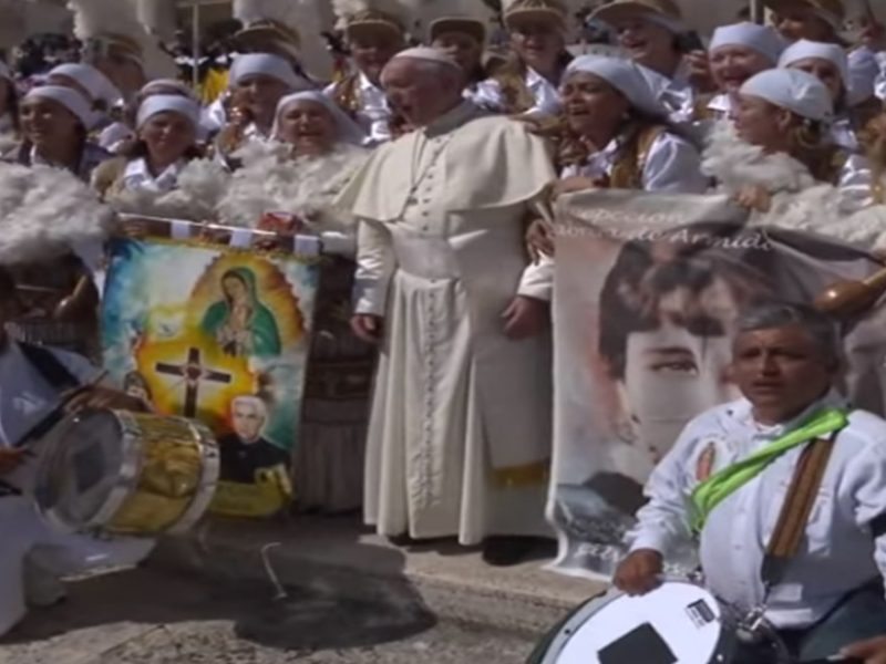 Papa Francisco y un grupo de mexicanos proveniente de Monterrey que ataviados con sus trajes tradicionales cantó “La Guadalupana”.