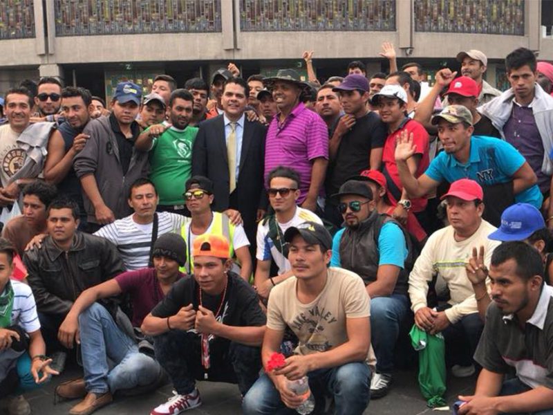 Pueblo sin Fronteras reportó que dos de sus miembros fueron golpeados y arrestados por oficiales de Tijuana durante una protesta contra la policía