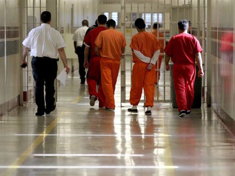 Keisha Lance Bottoms firmó este jueves una orden ejecutiva para transferir a las personas detenidas por ICE a otras cárceles