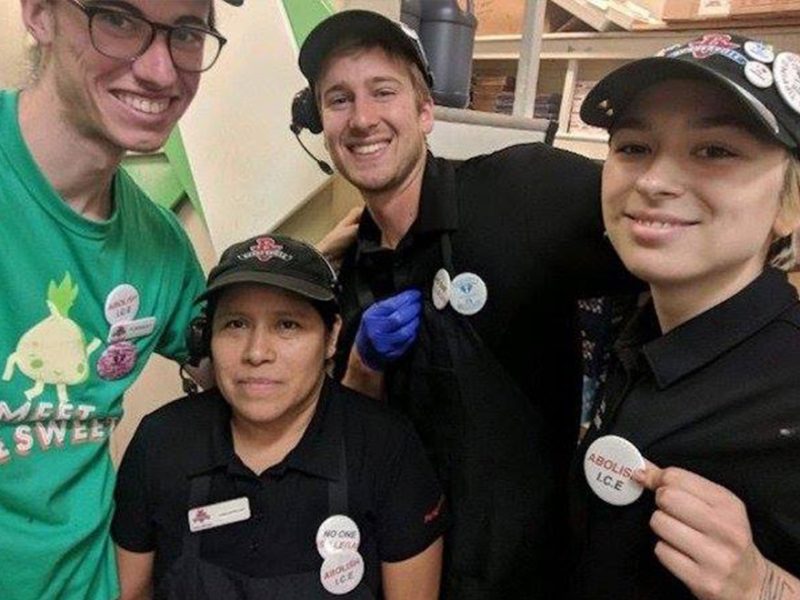 Diez empleados del restaurante de hamburguesas Burgerville fueron sancionados y agredidos tras mostrar mensajes contra ICE.