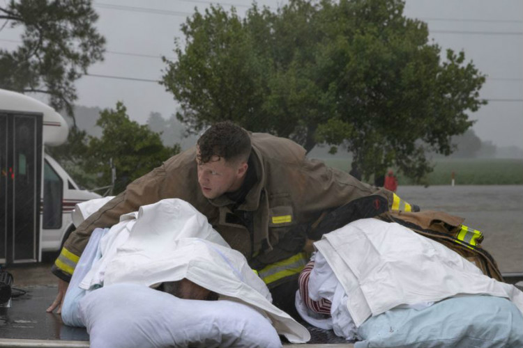De acuerdo con el Centro Nacional de Huracanes las inundaciones repentinas y las grandes inundaciones fluviales continuarán en las Carolinas