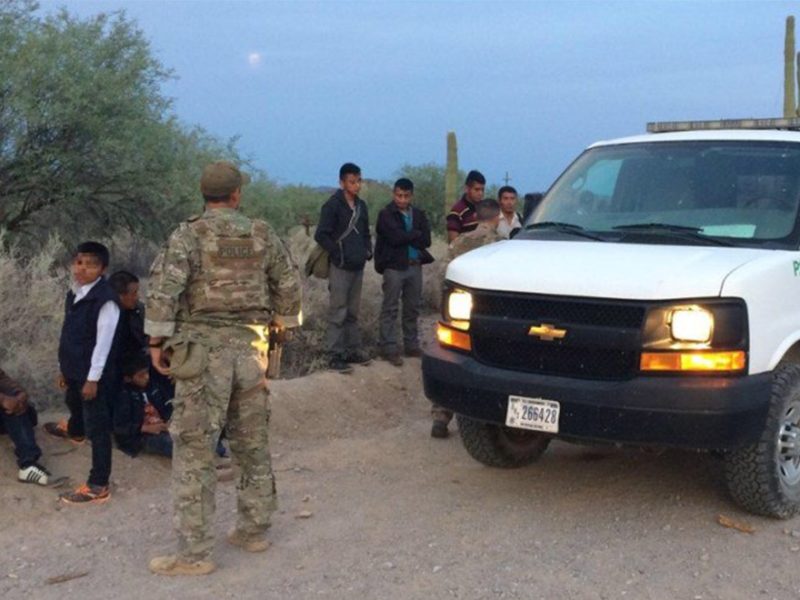 Dentro del grupo de 275 migrantes detenidos en Arizona, tan solo 13 eran mexicanos; los demás pertenecían a varios países.