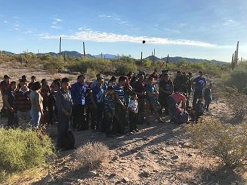 Agentes de la CBP se encontraron con dos grupos de migrantes que sumaban un total de 264 adultos y niños que intentaban cruzar la frontera