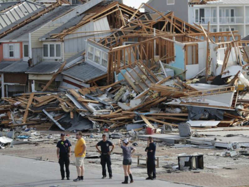 La tormenta destrozó barrios enteros, reduciendo casas y negocios, dañando carreteras y dejando escenas de devastación.