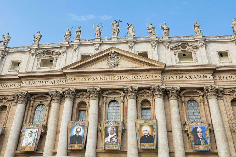 Fachada de la Basílica de San Pedro con los retratos oficiales de los nuevos santos -