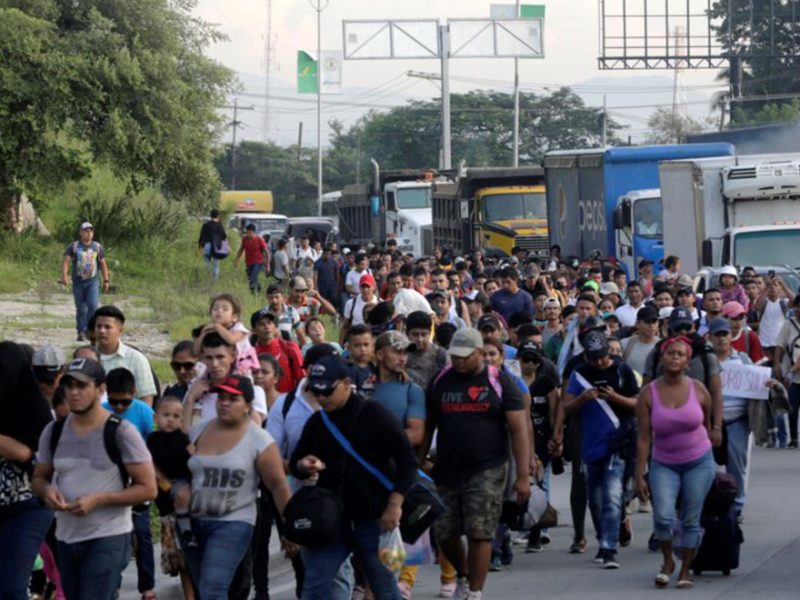 Amnistía Internacional pidió al Gobierno de México respetar los derechos de los más de mil 600 migrantes que huyeron de Honduras y buscan llegar a EU