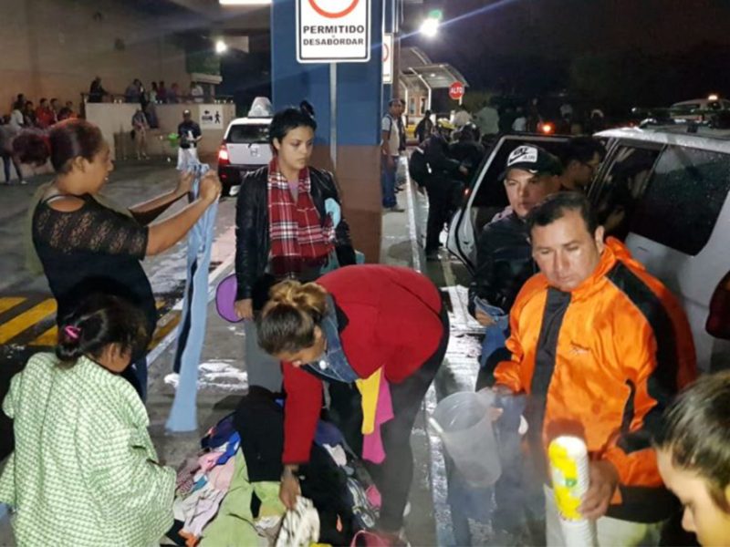 Este miércoles, los 2 mil hondureños reanudaron su caminata a través de Guatemala para llegar a Estados Unidos y solicitar asilo