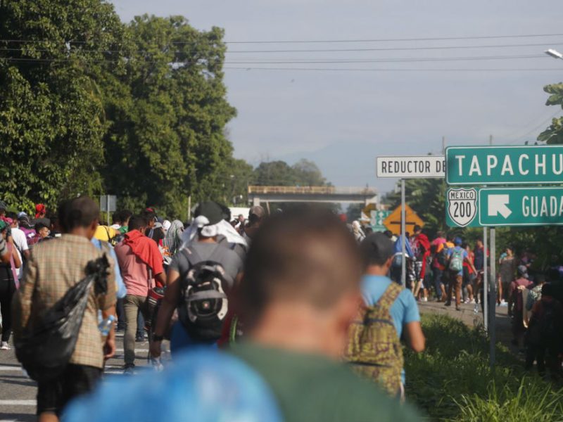 Una creciente multitud de cinco mil migrantes centroamericanos abrumó a las autoridades mexicanas este fin de semana.