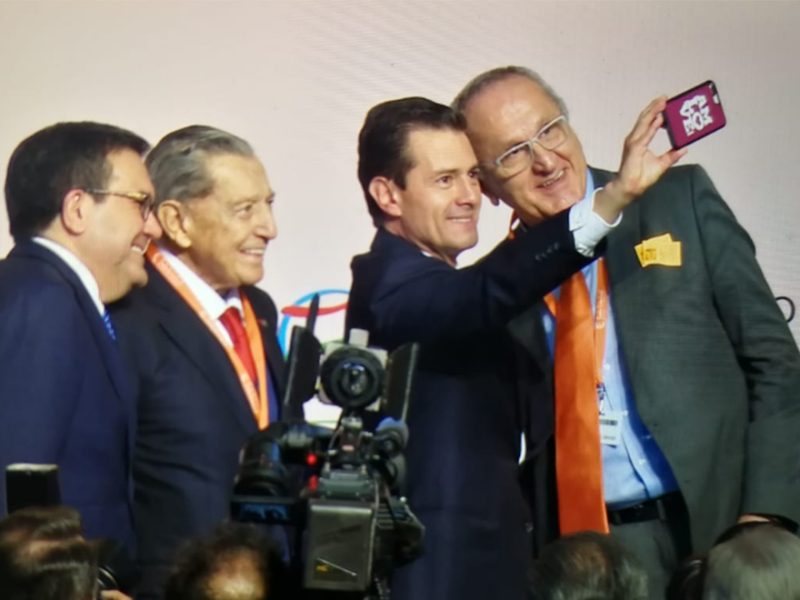Enrique Peña Nieto dio bastante de que hablar tras tomarse una foto con un celular cuya funda hacía alución al presidente electo con el mensaje AMLOVE