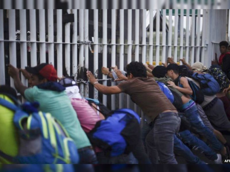 Los disturbios se suscitaron cuando cientos de migrantes pretendían avanzar hacia la aduana mexicana.
