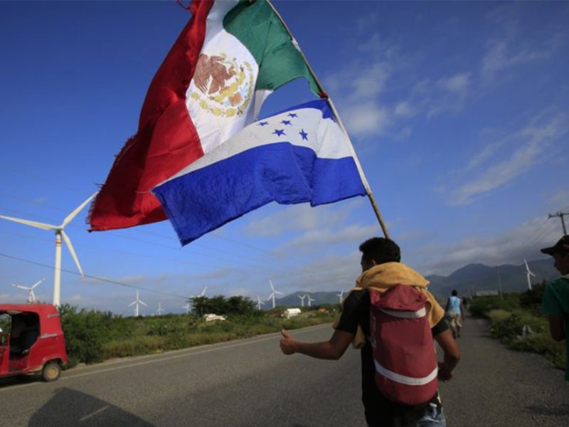 Al igual que los primeros grupos, la caravana de El Salvador huye de la violencia y pobreza que impera en la región de la que son originarios Foto: Voz de América / Reuters