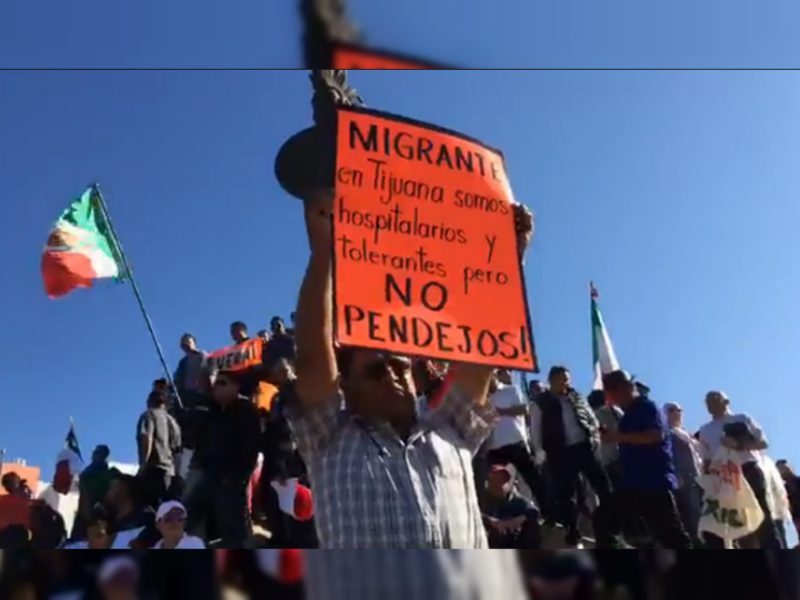 Algunos manifestantes lanzaron consignas como “¡No invadan nuestro territorio!”, “A México le gustan los frijoles”