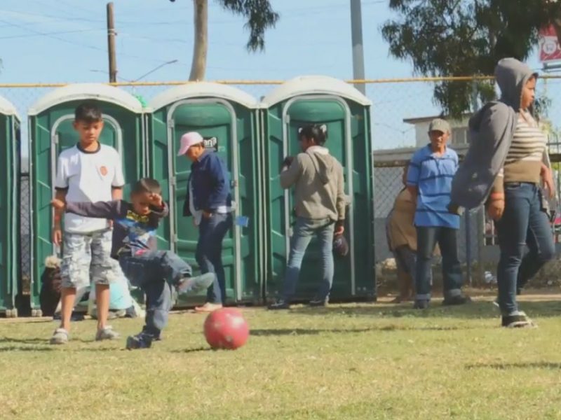Niños y niñas, que caminaron solos o acompañados, llegaron a Tijuana y solo esperan una oportunidad para tener un lugar donde vivir sin miedo