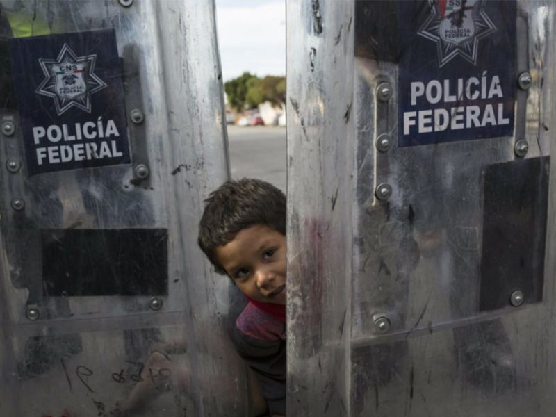El alcalde de Tijuana aseguró no tener la infraestructura para atender a los 5 mil migrantes de la caravana, por eso declaró una crisis humanitaria