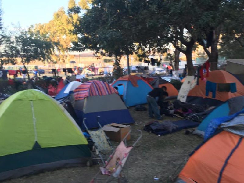 El albergue instalado en la Deportiva Benito Juárez se encuentra saturado, sin embargo, aún hay otros espacios para los miembros de la caravana