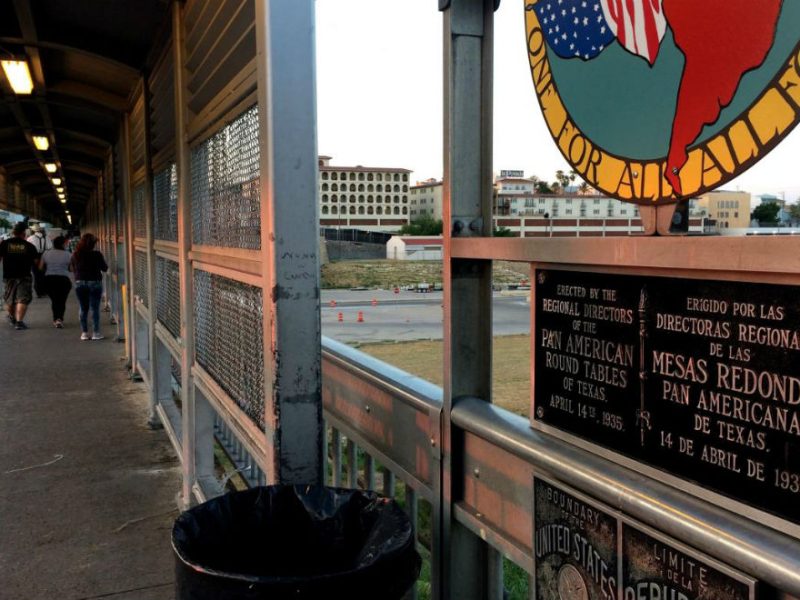 Placa en el puente entre Laredo, Estados Unidos, y Nuevo Laredo, México