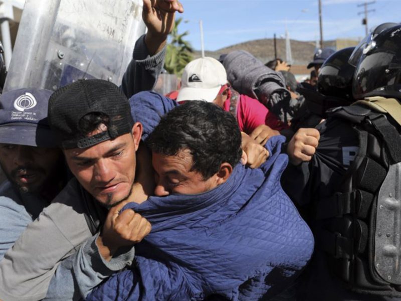 A un día de la trifulca vivida en Tijuana, la CBP informó que arrestaron a 42 migrantes que cruzaron la frontera sin permiso